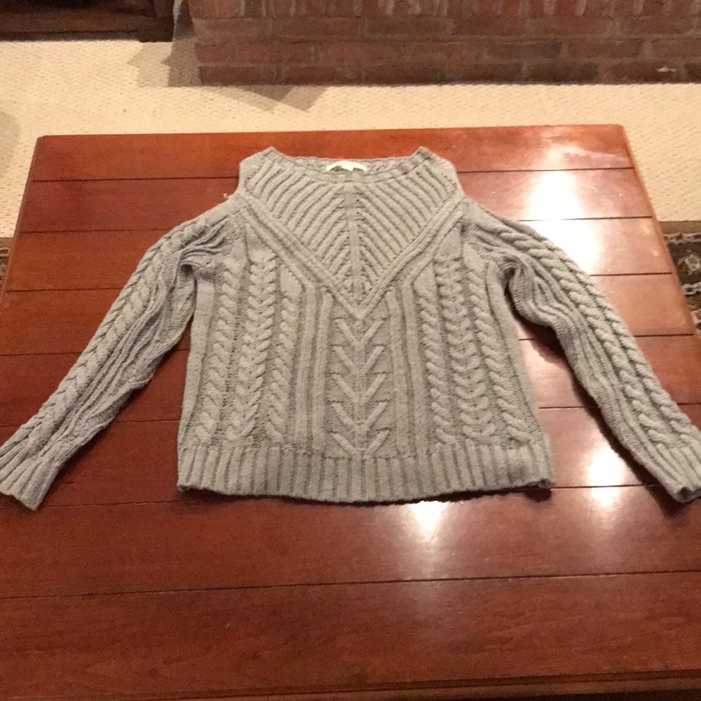 Gray cut out shoulders sweater